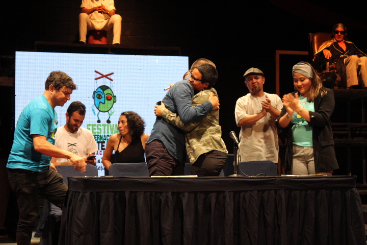 abrazo. V y F